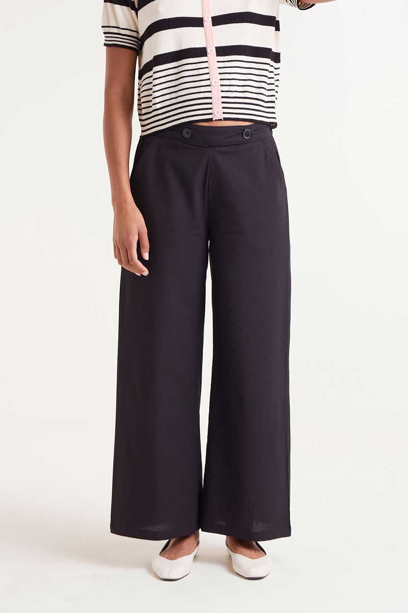 Straight trousers with black buttons
