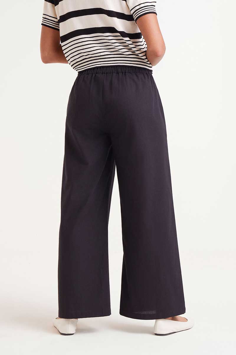 Straight trousers with black buttons