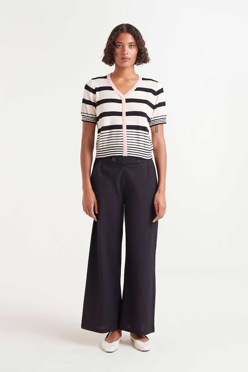 Straight trousers with black buttons