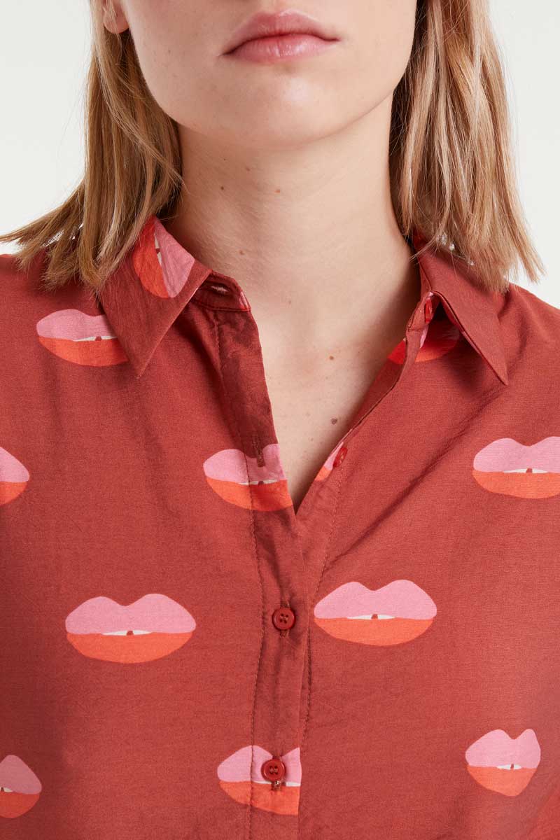 Light crepe shirt with Lips print