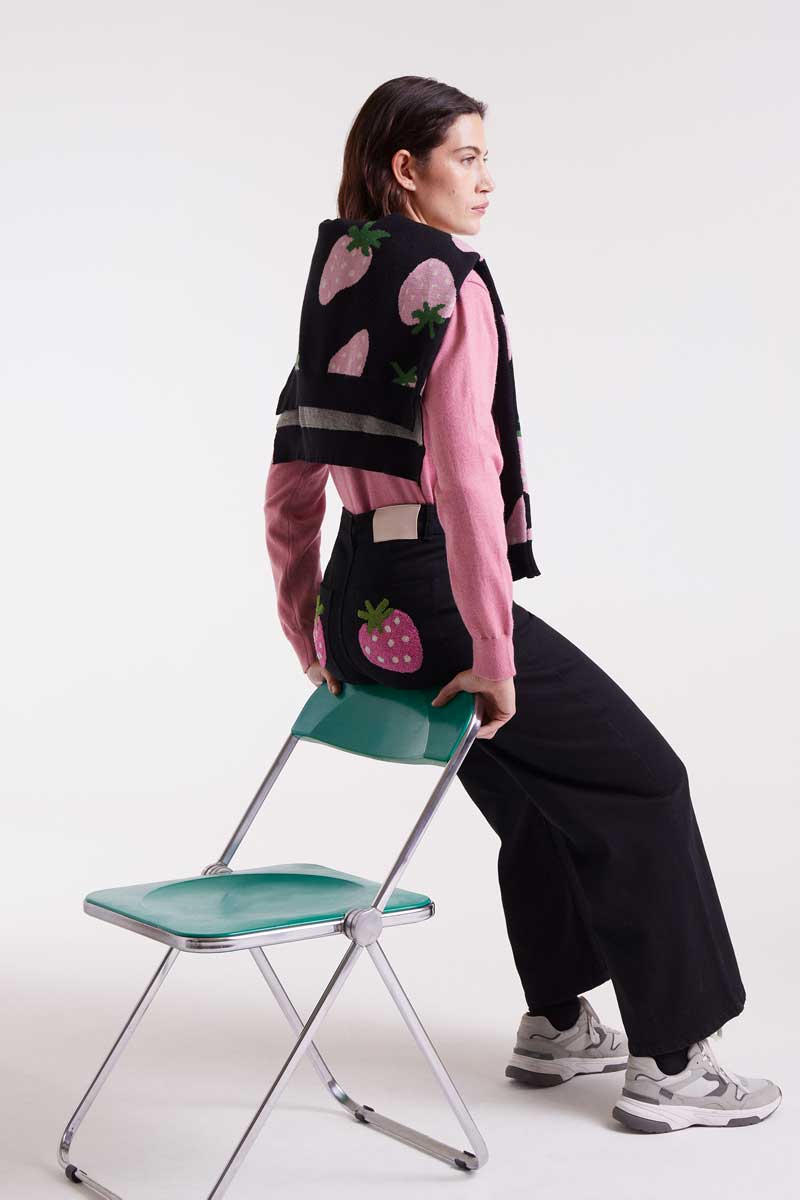 Black jeans with strawberry embroidery
