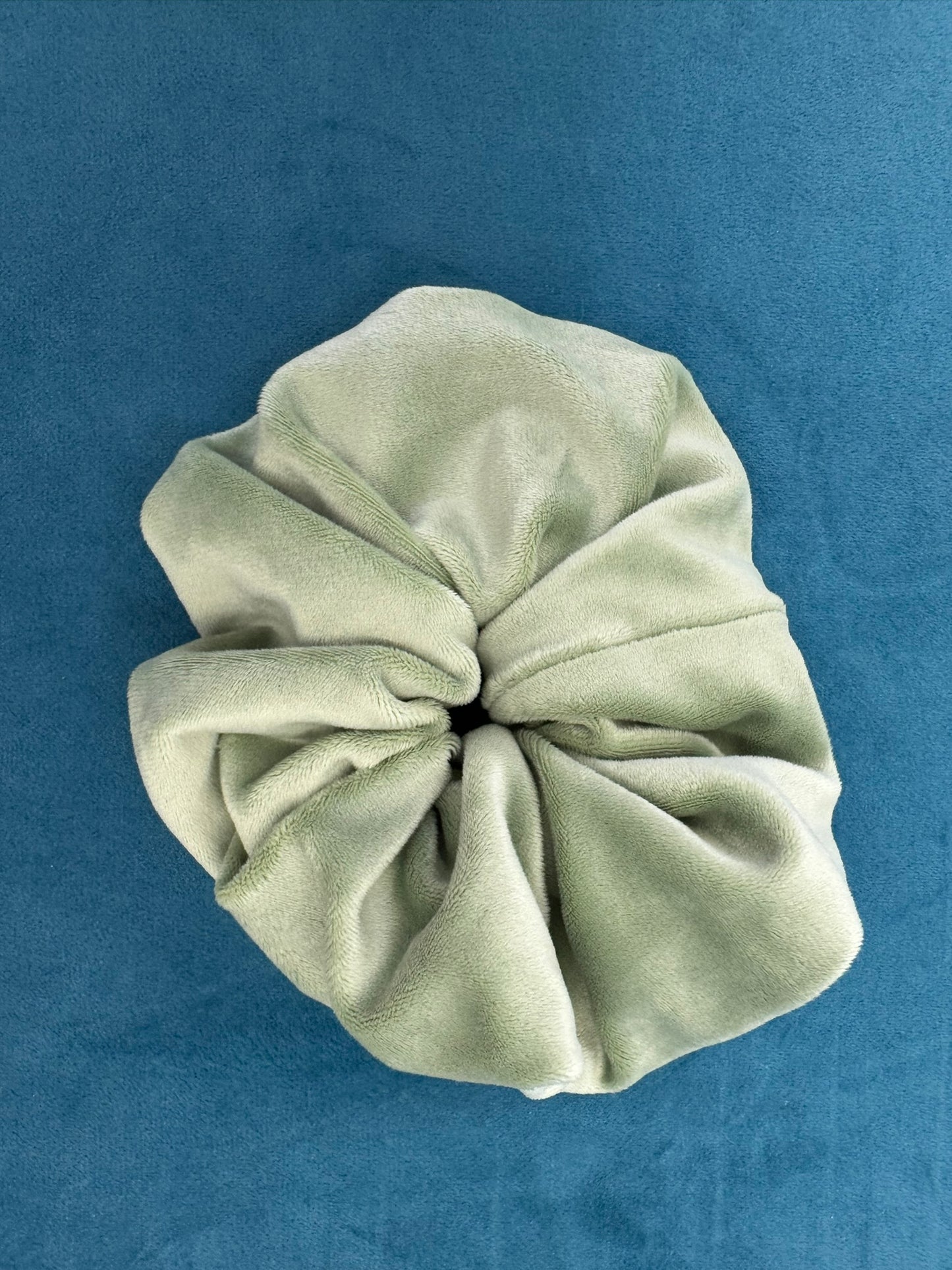 SCRUNCHIES - light green velvet