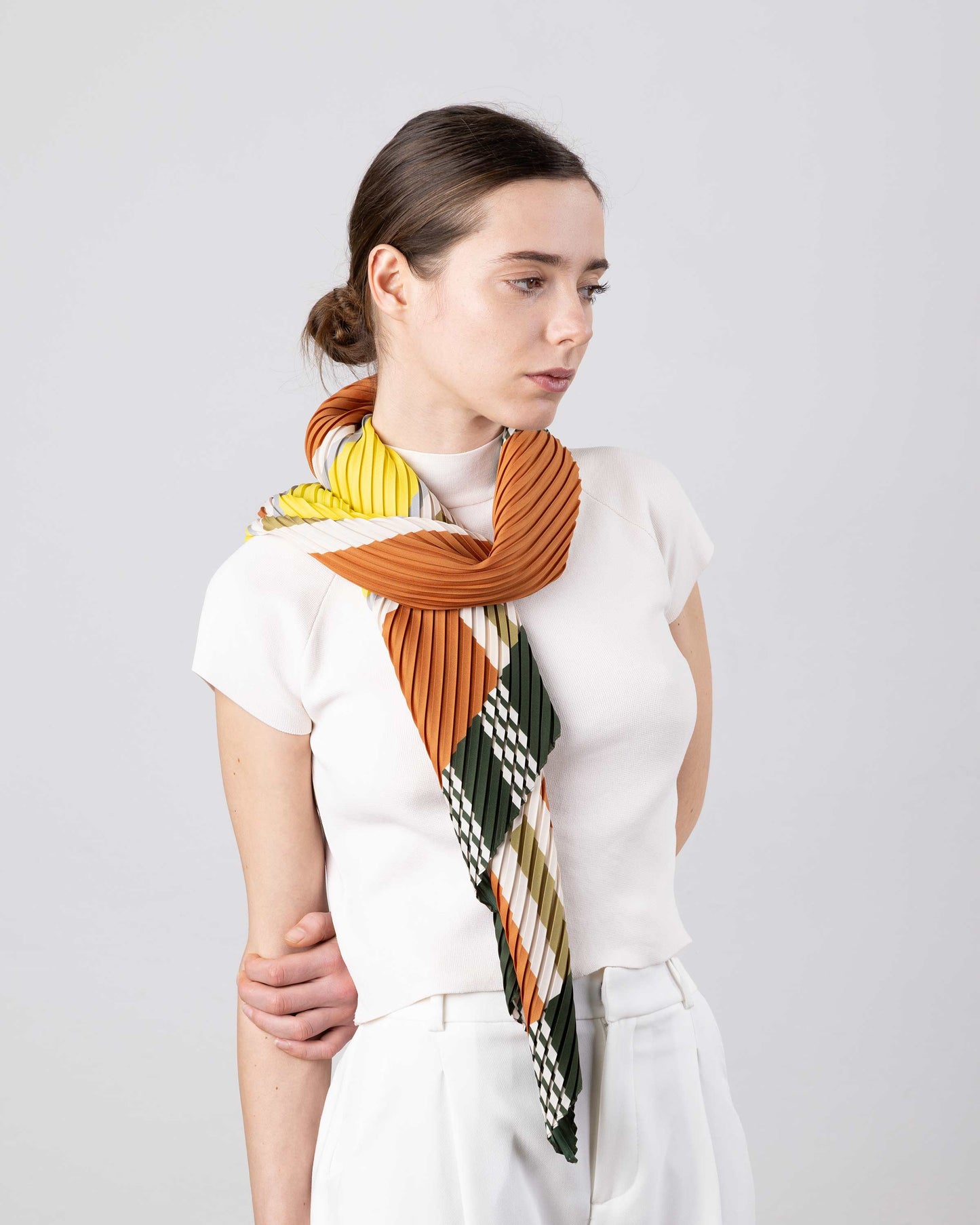 PLEATED SCARF SELENE / beige, bronze