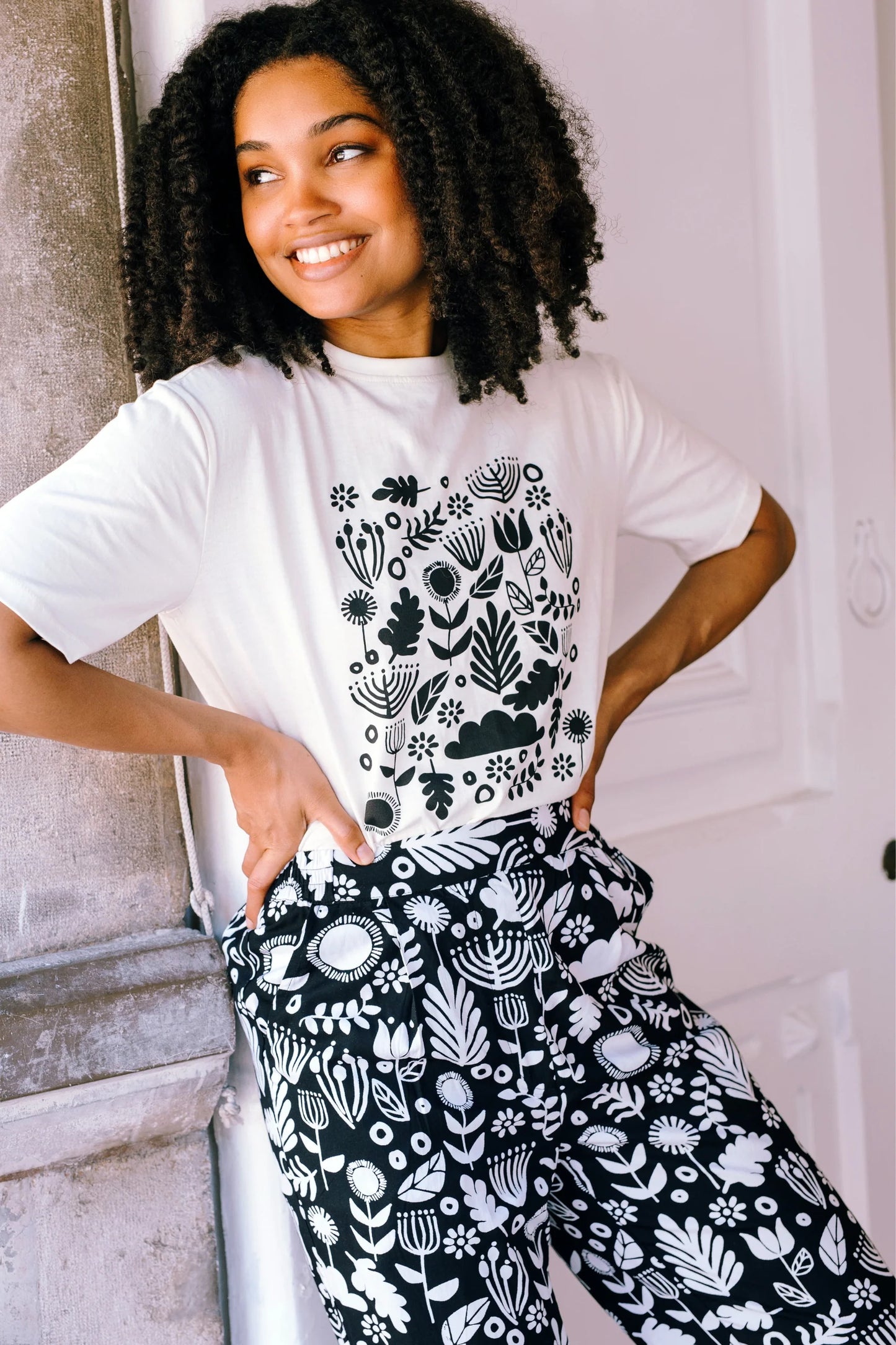 Kinsley Relaxed T-Shirt - Off-White/Black, Folk Floral