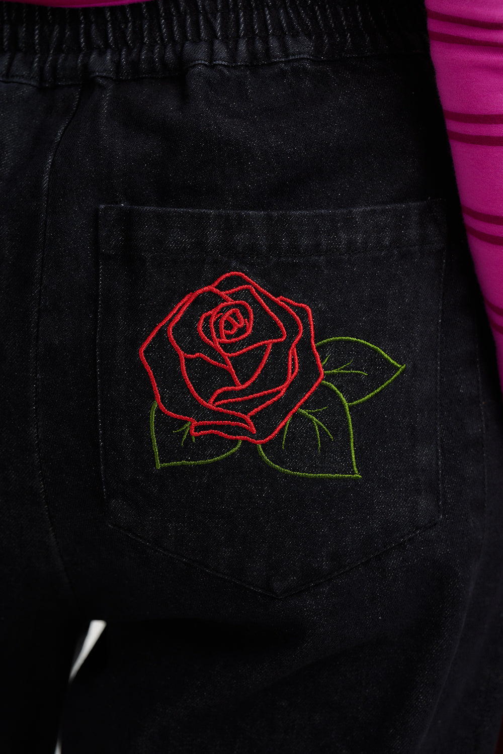 Sugarhill Brighton Mila Μαύρο Denim Barrel Παντελόνι με Κέντημα Τριαντάφυλλο