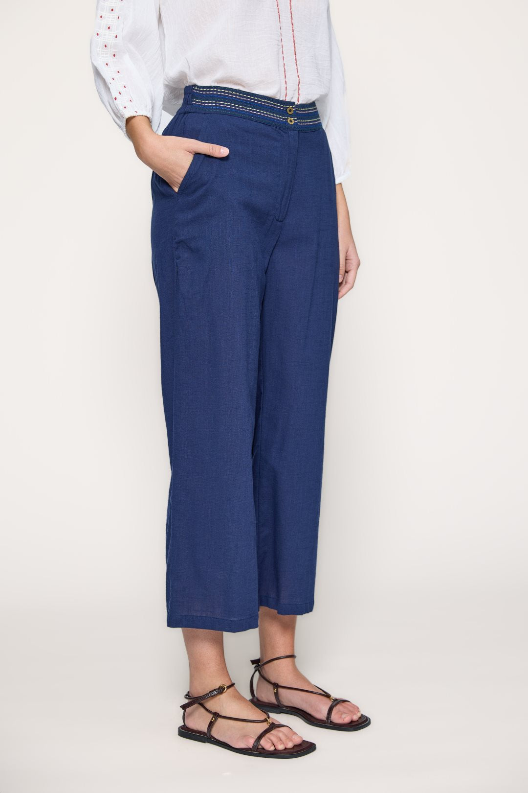 Wide trousers with topstitching