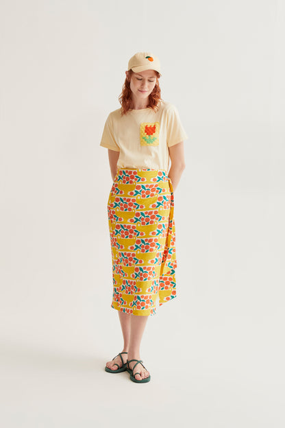 Light yellow t-shirt with tulip embroidery