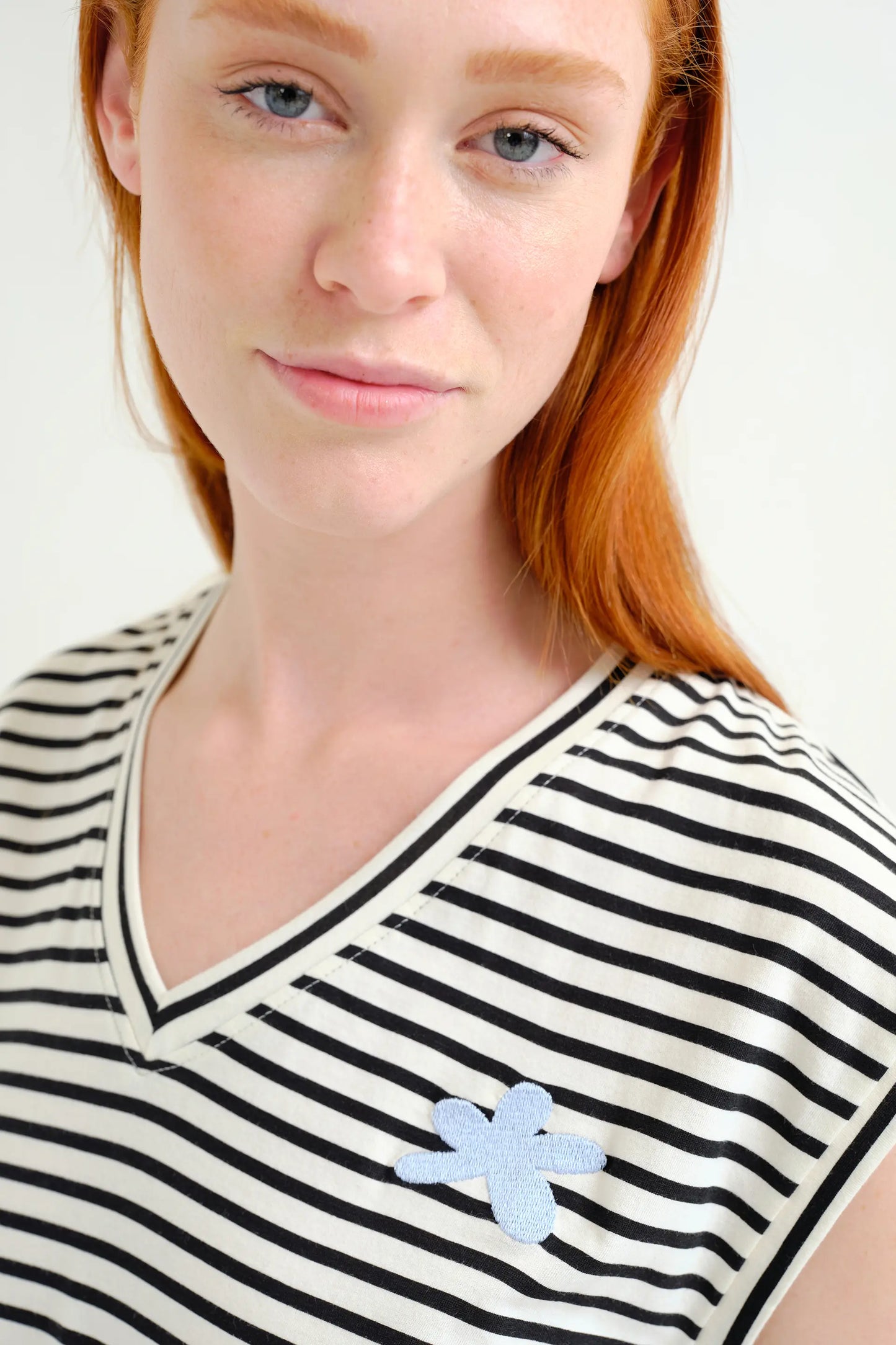 Sleeveless t-shirt with black and white striped print