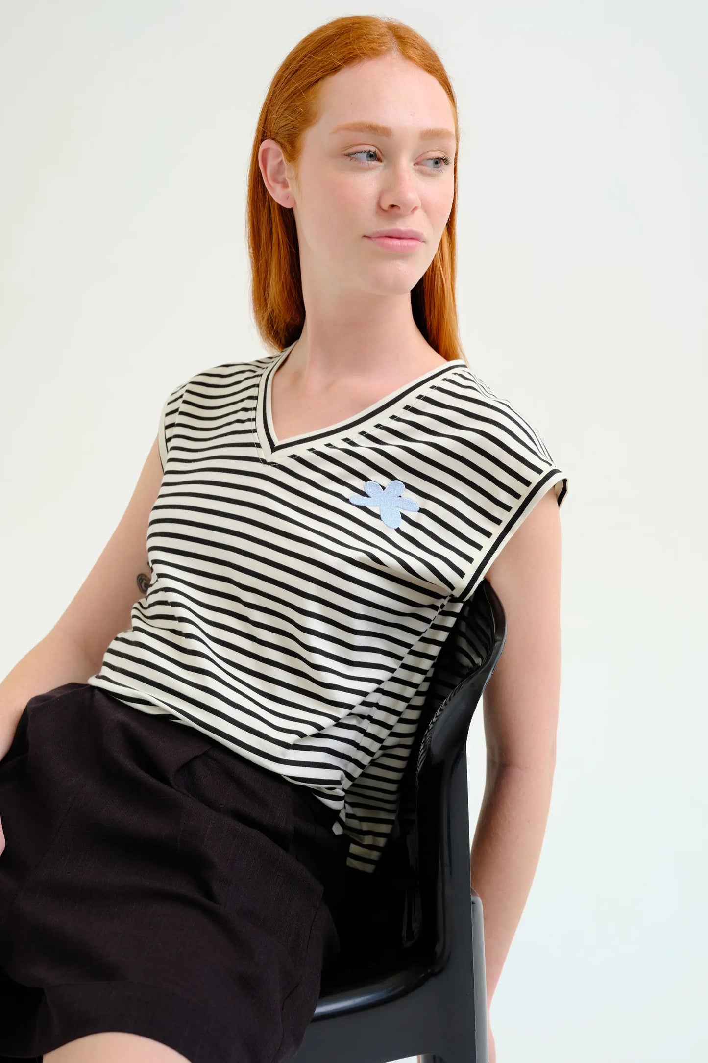 Sleeveless t-shirt with black and white striped print