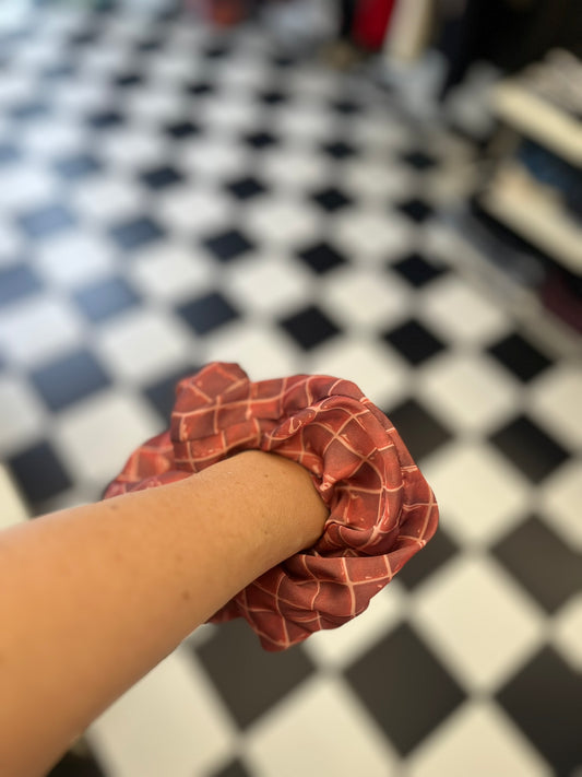 SCRUNCHIES - BROWN ΚΑΡΩ SATIN