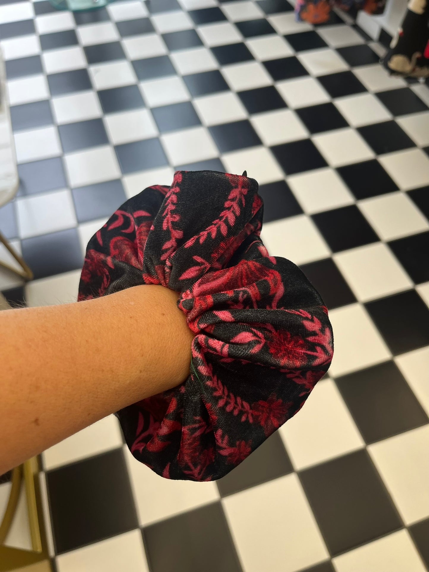 SCRUCHIES - BLACK/BURGUNDY VELVET