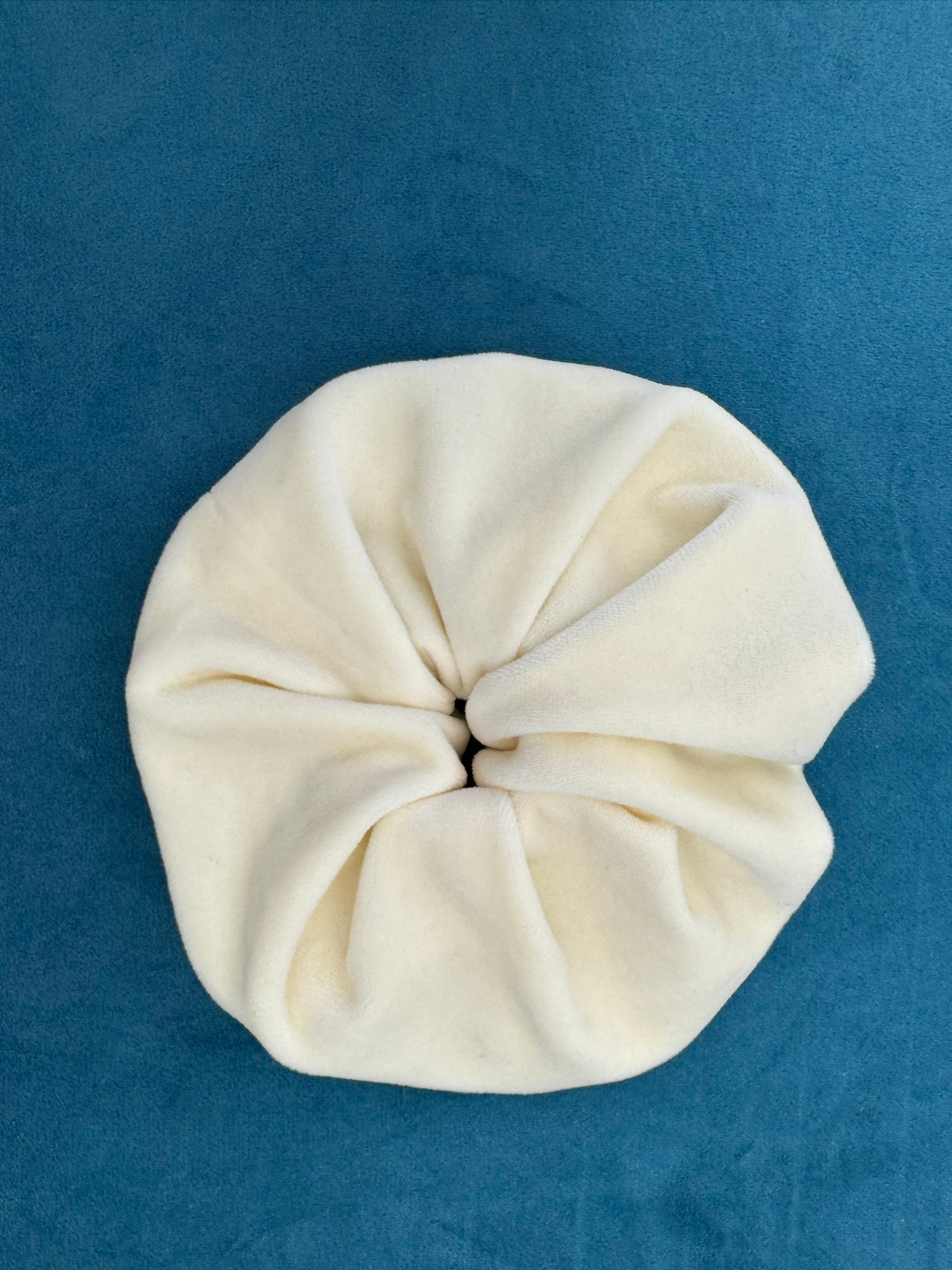 SCRUNCHIES - white velvet